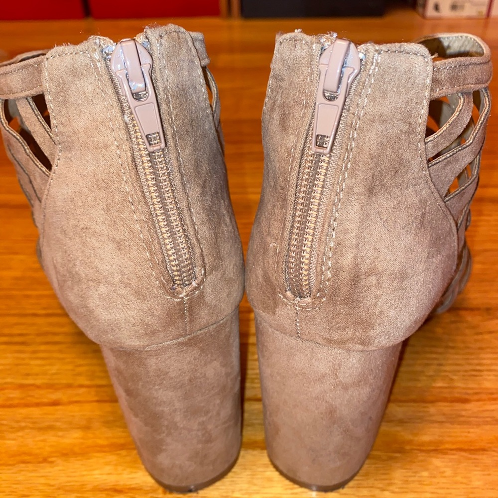 Chunky Heels - Picture 5 of 7